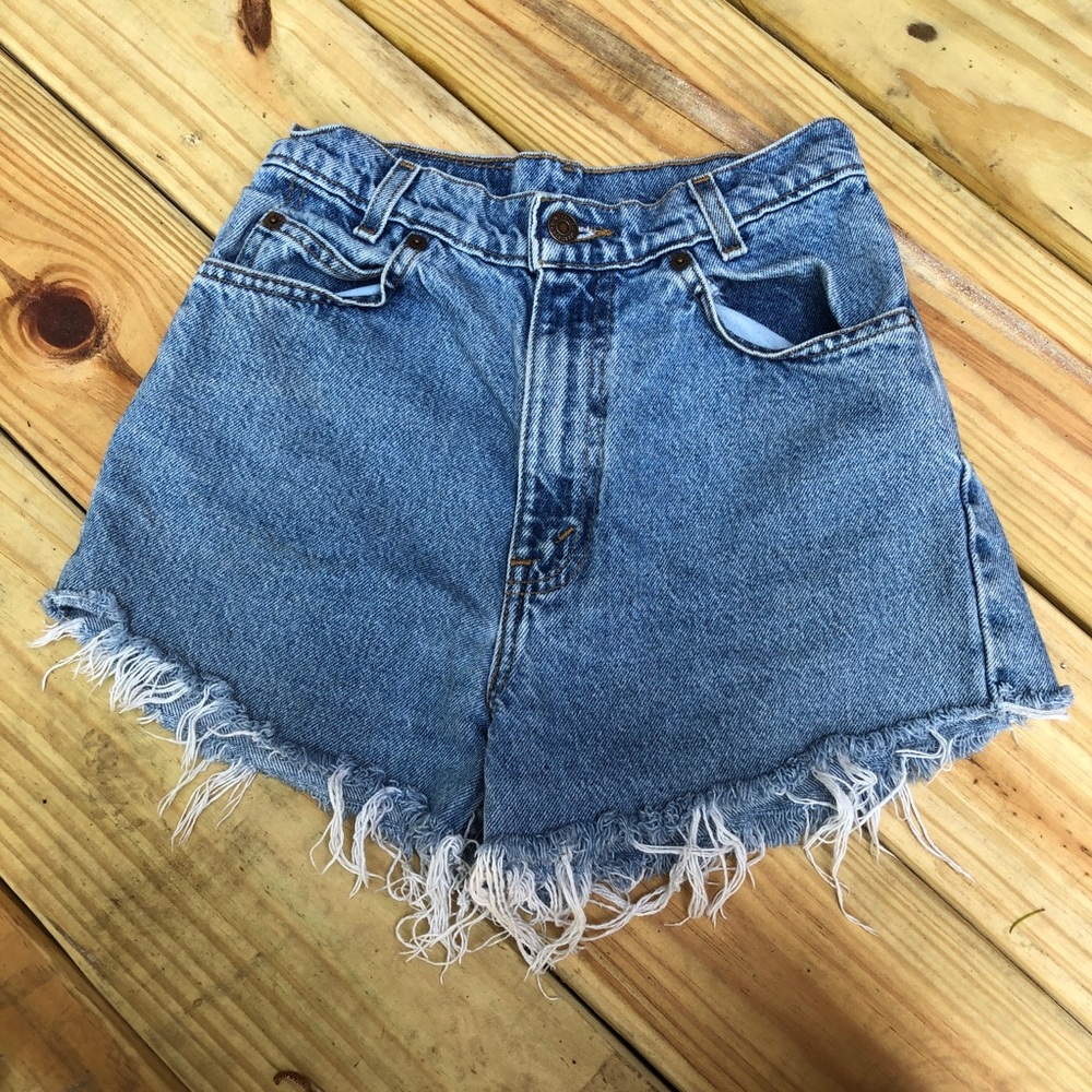 Vintage Highwaisted Denim Levi Shorts - Size 24/25